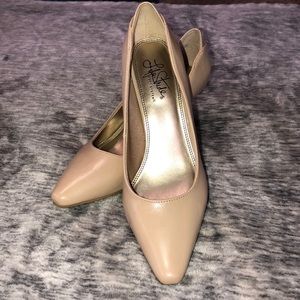 Nude pumps